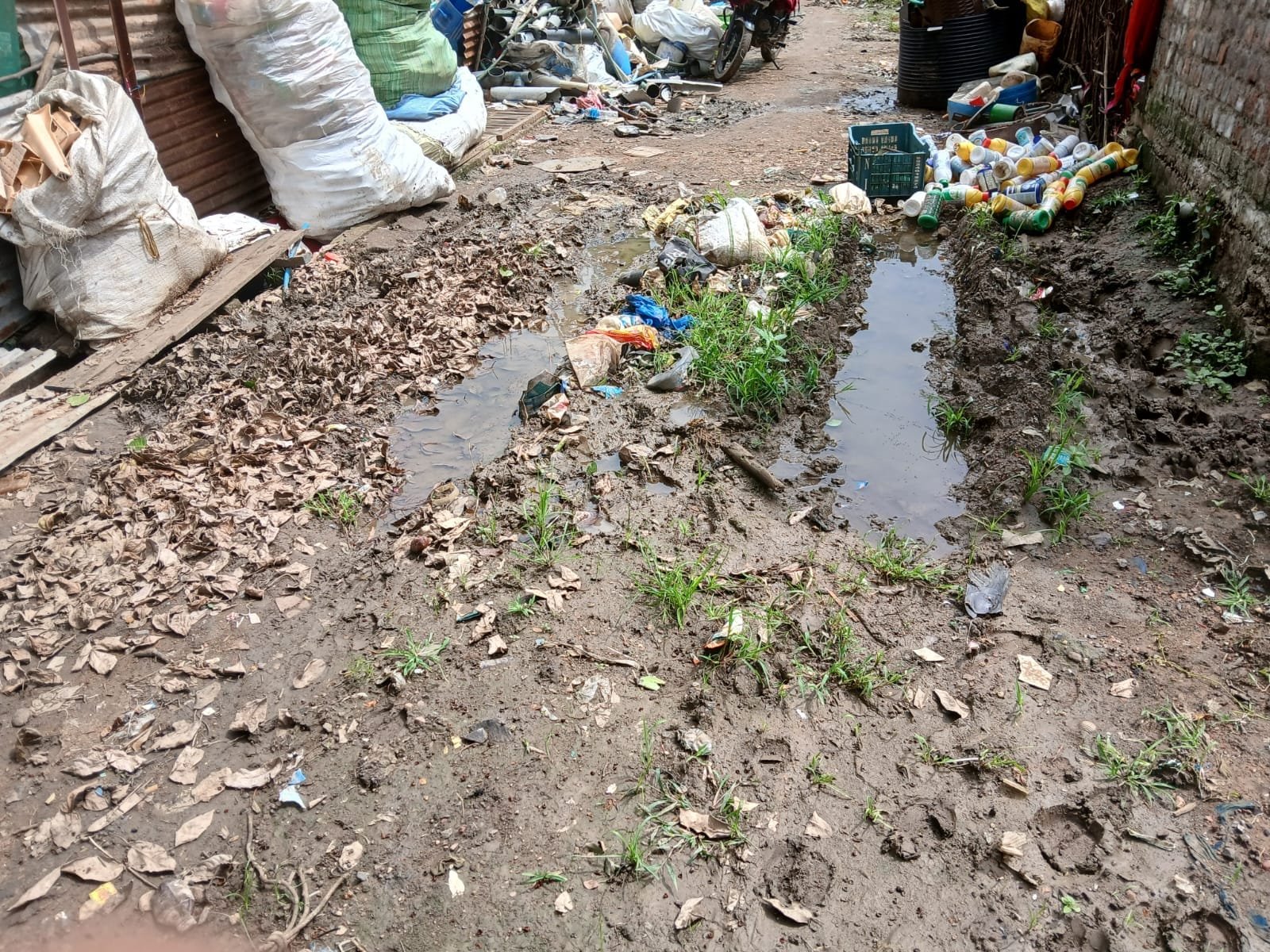 ठेकेदार ने नहीं भरे नलजल योजना के खोदे गड्ढे, योजना के काम में सड़क और नालियां खराब