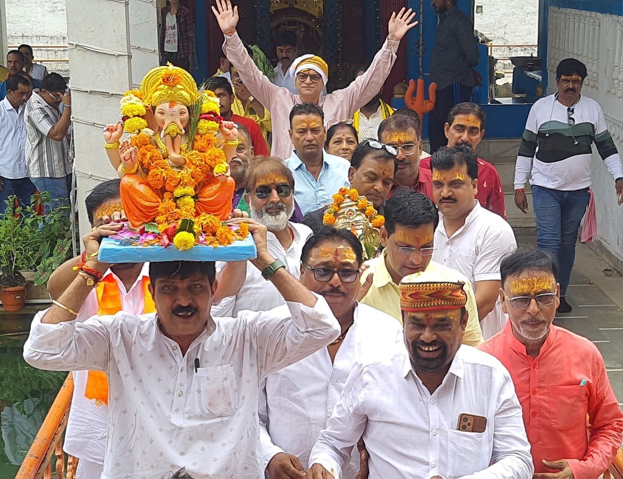 नगर की सार्वजनिक गणेश उत्सव समिति ने निकाला चल समाहरो