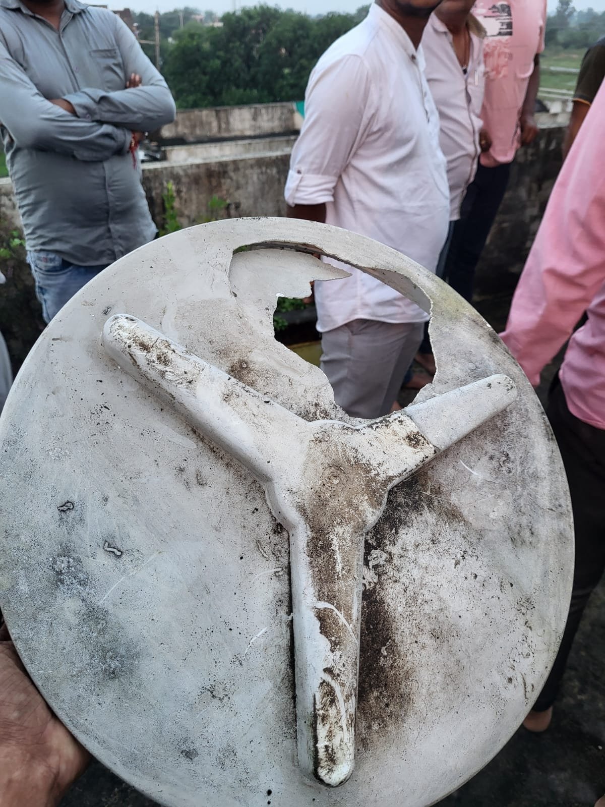 अचानक मकान पर गिरी बिजली, परिवार बाल-बाल बचा
