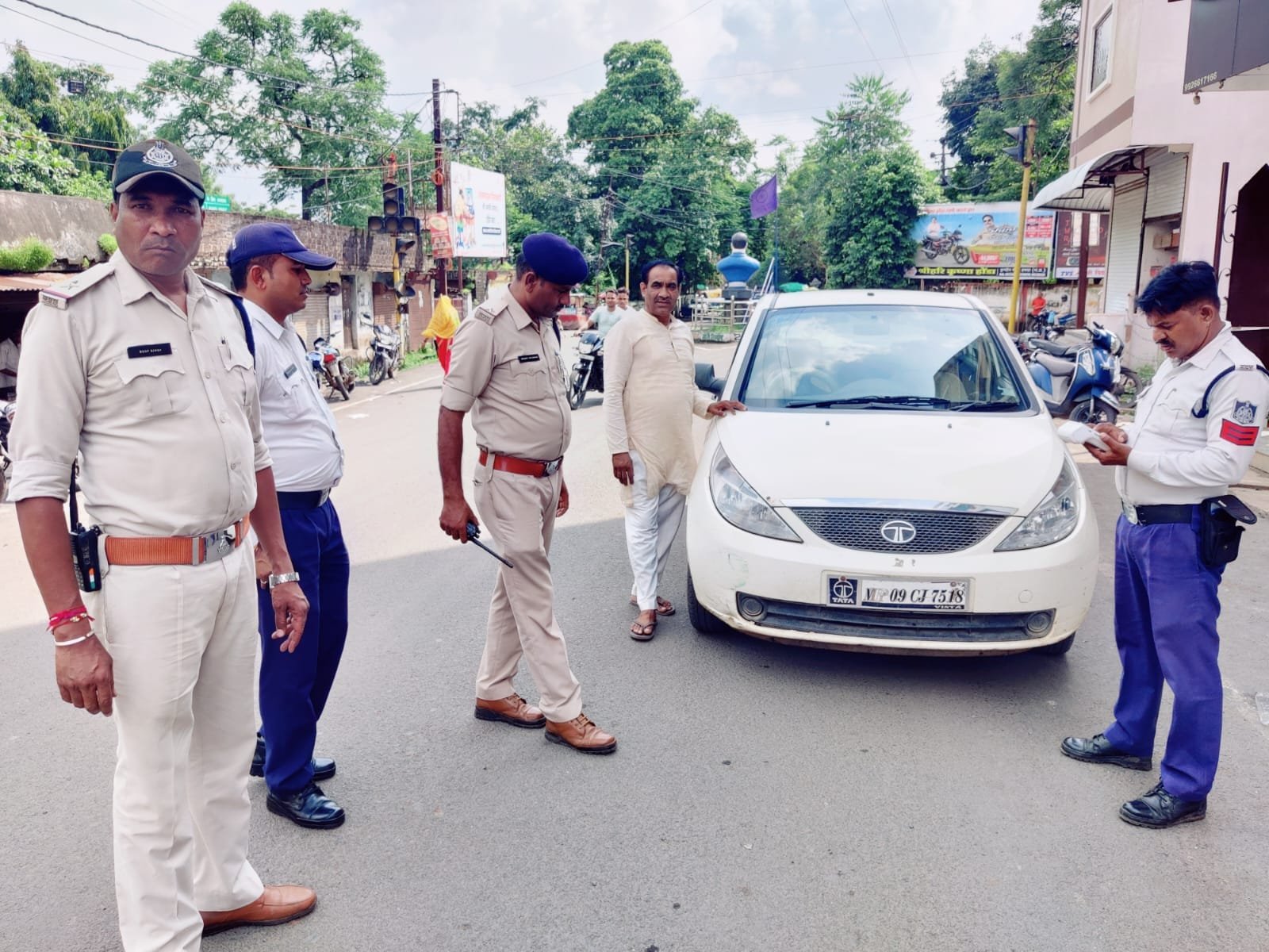 यातायात पुलिस ने फल सब्जी विक्रेताओं को दी समझाईश