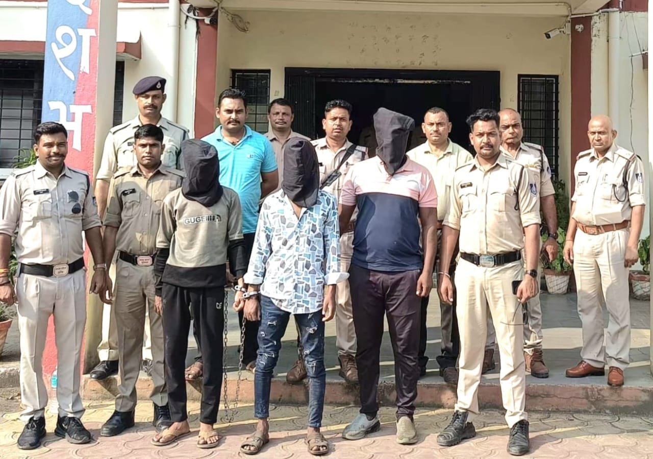 व्यापारियों से फार्म हाऊस पर लूट करने वाले तीन आरोपी गिरफ्तार