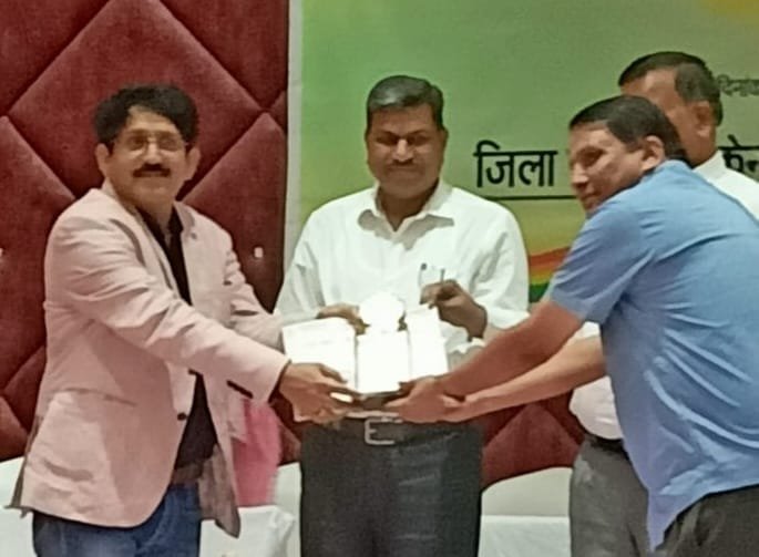 संस्था में उत्कृष्ट कार्य करने पर दरियाव सिंह पटेल हुए सम्मानित