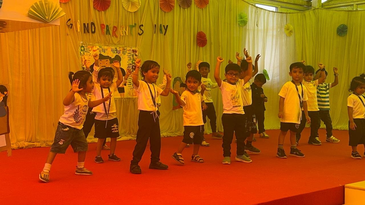 पोते पोती के रूप में घर आंगन में फिर लौट आता है बचपन- इंद्रजीत सिंह