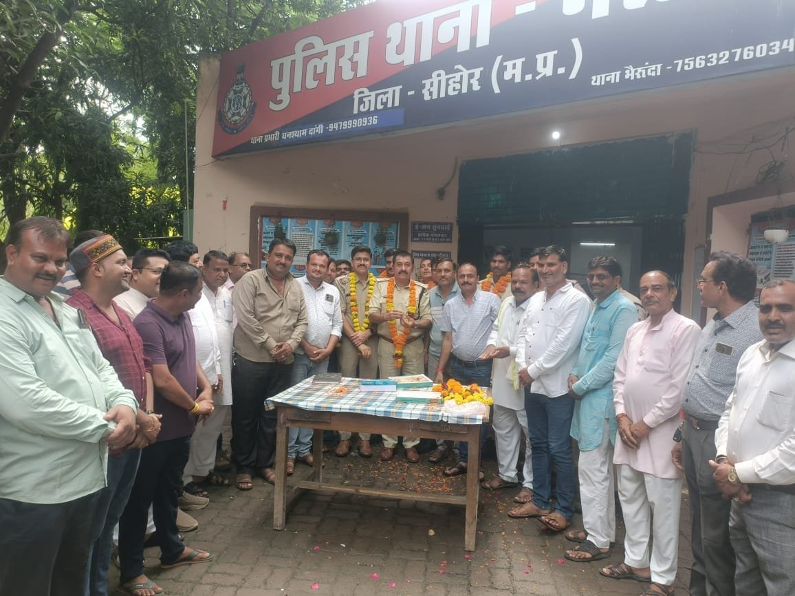 सफलता का सम्मान- कालोनी वासियों व सरपंच संघ ने पुलिस का किया सम्मान