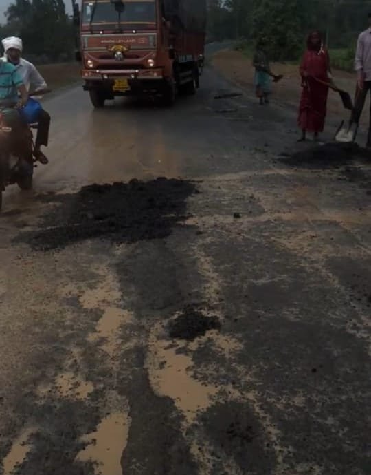 बरसात में सड़क मरम्मत, कांग्रेस ने कसा तंज, यह कौन सी स्पेस टैक्रॉलाजी, जिससे हो रही सड़क मरम्मत