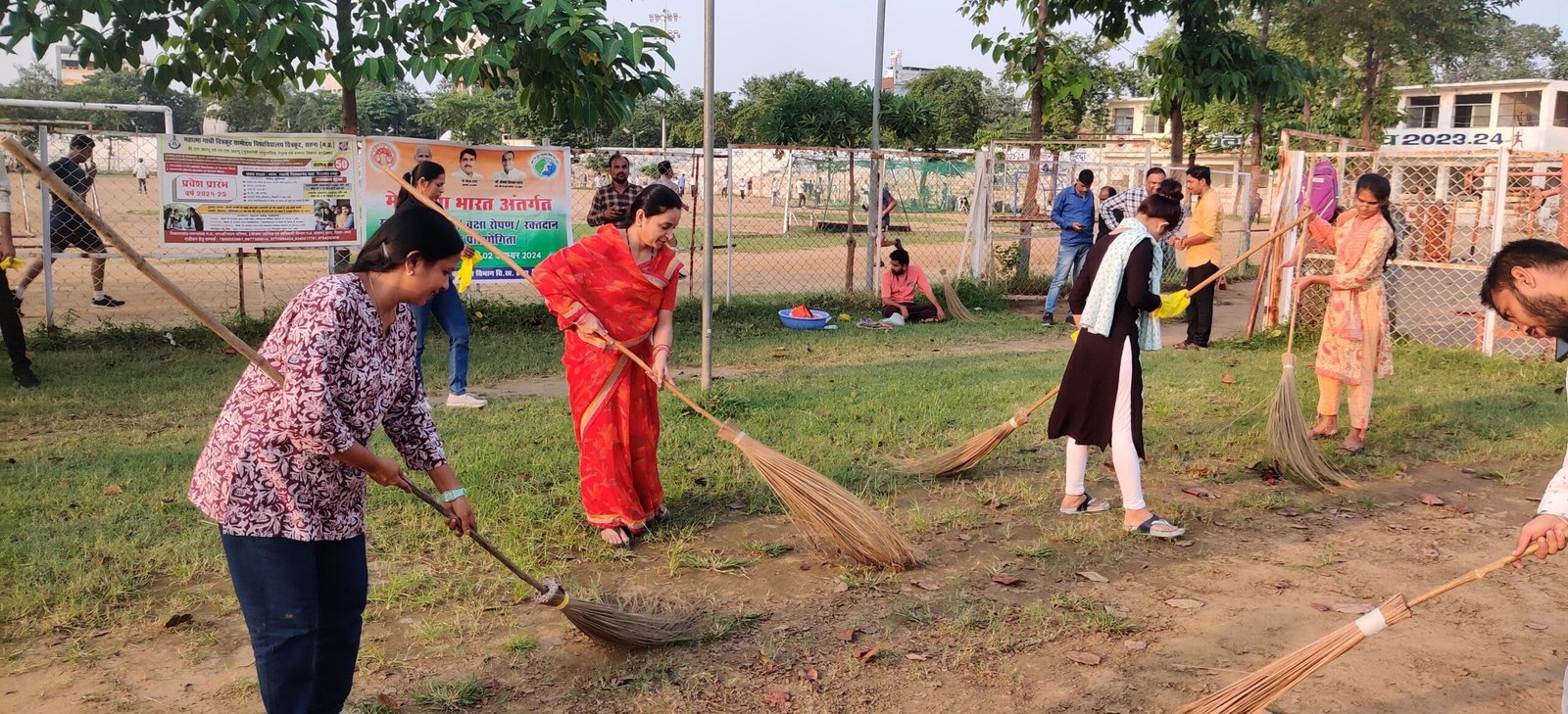 स्वच्छता ही सेवा अभियान अंतर्गत नेहरु स्टेडियम पर किया श्रमदान