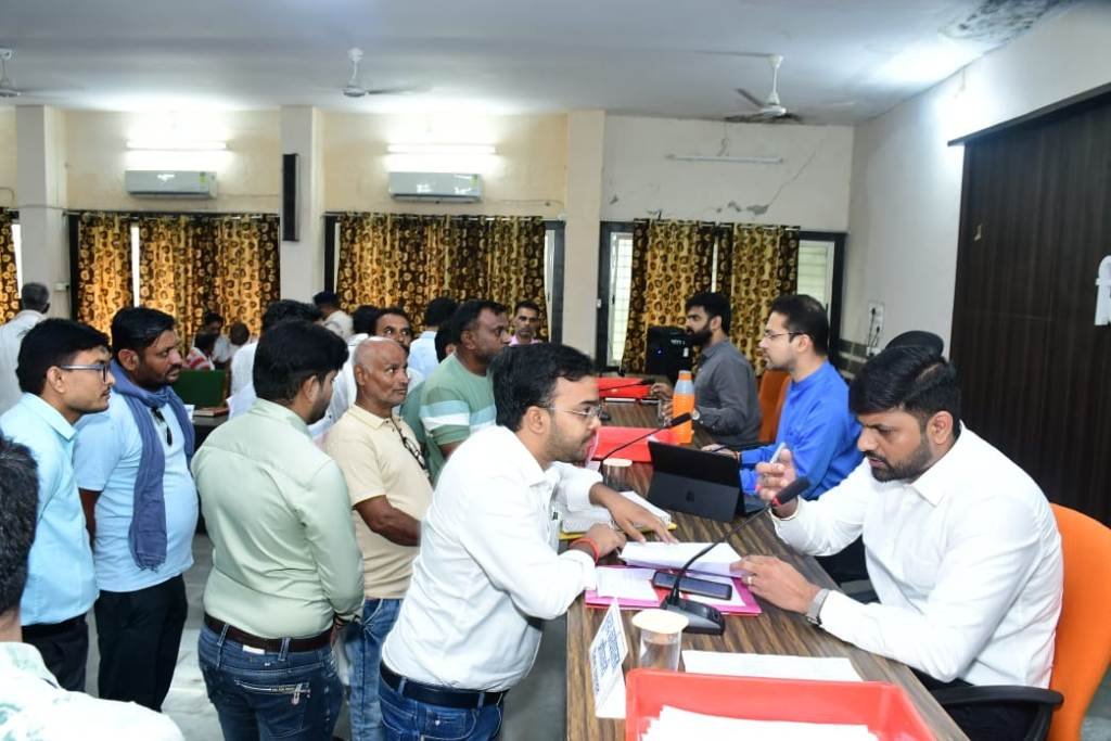 कलेक्टर श्री सिंह ने जनसुनवाई में सुनी नागरिकों की समस्याएं