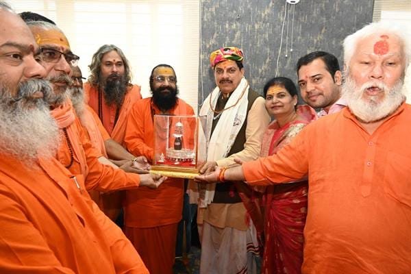 मुख्यमंत्री डॉ. यादव का श्री महाकाल मन्दिर के महानिर्वाणी अखाड़े के सन्त समाज ने स्वागत कर अभिनन्दन किया