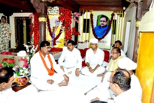 मुख्यमंत्री डॉ. यादव ने विधायक श्री शाह के निवास पर पहुंचकर श्रद्धा सुमन अर्पित किए