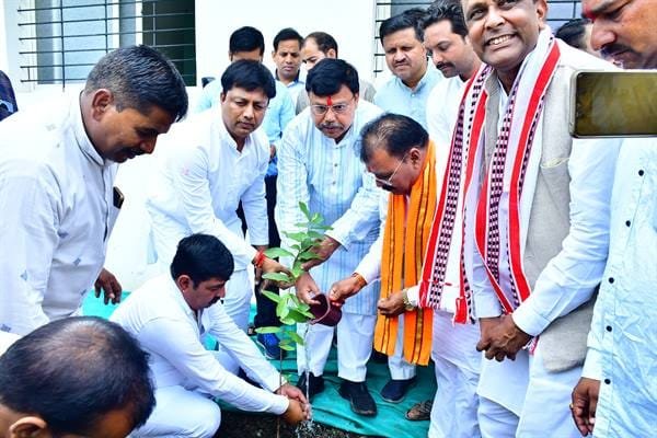 ट्रिपिंग में कमी लाएं और उपभोक्ता संतुष्टि बढ़ाएं- ऊर्जा मंत्री  तोमर