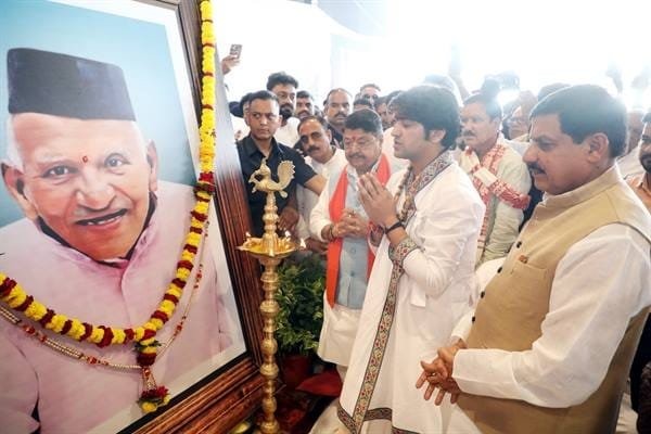 आचार्य धीरेन्द्र शास्त्री ने स्व. श्री यादव को पुष्पांजलि अर्पित कर श्रद्धांजलि दी
