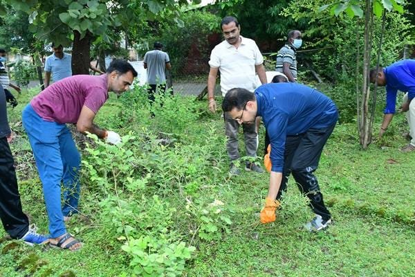 कलेक्ट्रेट परिसर में अधिकारी कर्मचारियों ने स्वच्छता के लिए किया श्रमदान