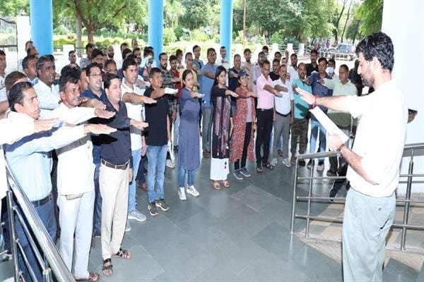 स्‍वच्‍छता ही सेवा – 2024 कलेक्‍टर हिमांशु चन्‍द्रा ने अधिकारी, कर्मचारियों के साथ किया स्‍वच्‍छता के लिए श्रमदान