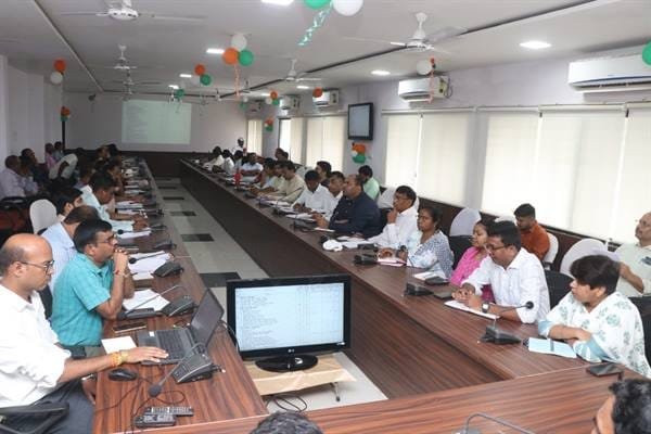 विद्यार्थियोें की संख्या के अनुसार विद्यालयों में रखे जाएं शिक्षक