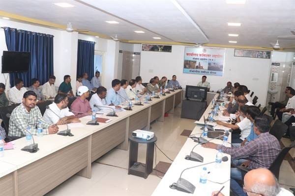 सड़कों और भवनों का निर्माण समय सीमा में पूर्ण कराएं- कमिश्नर