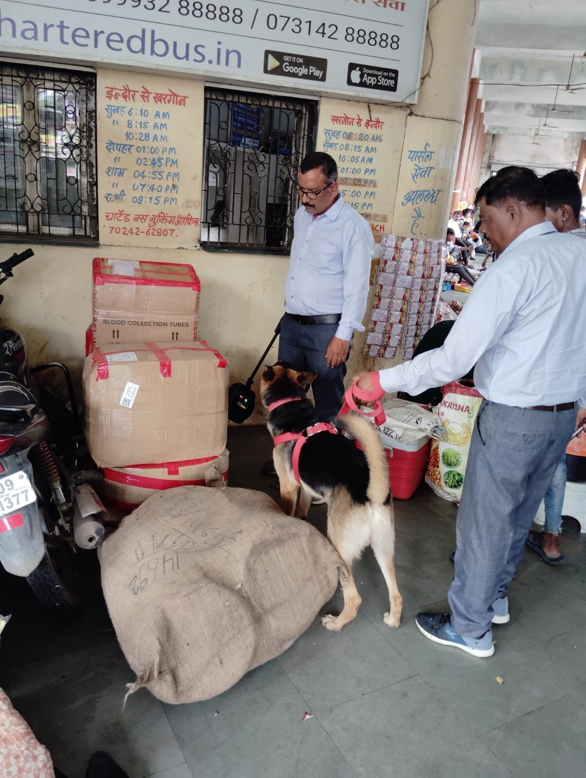 बम निरोधक दस्ते ने बस स्टैंड पर परखी सुरक्षा व्यवस्था