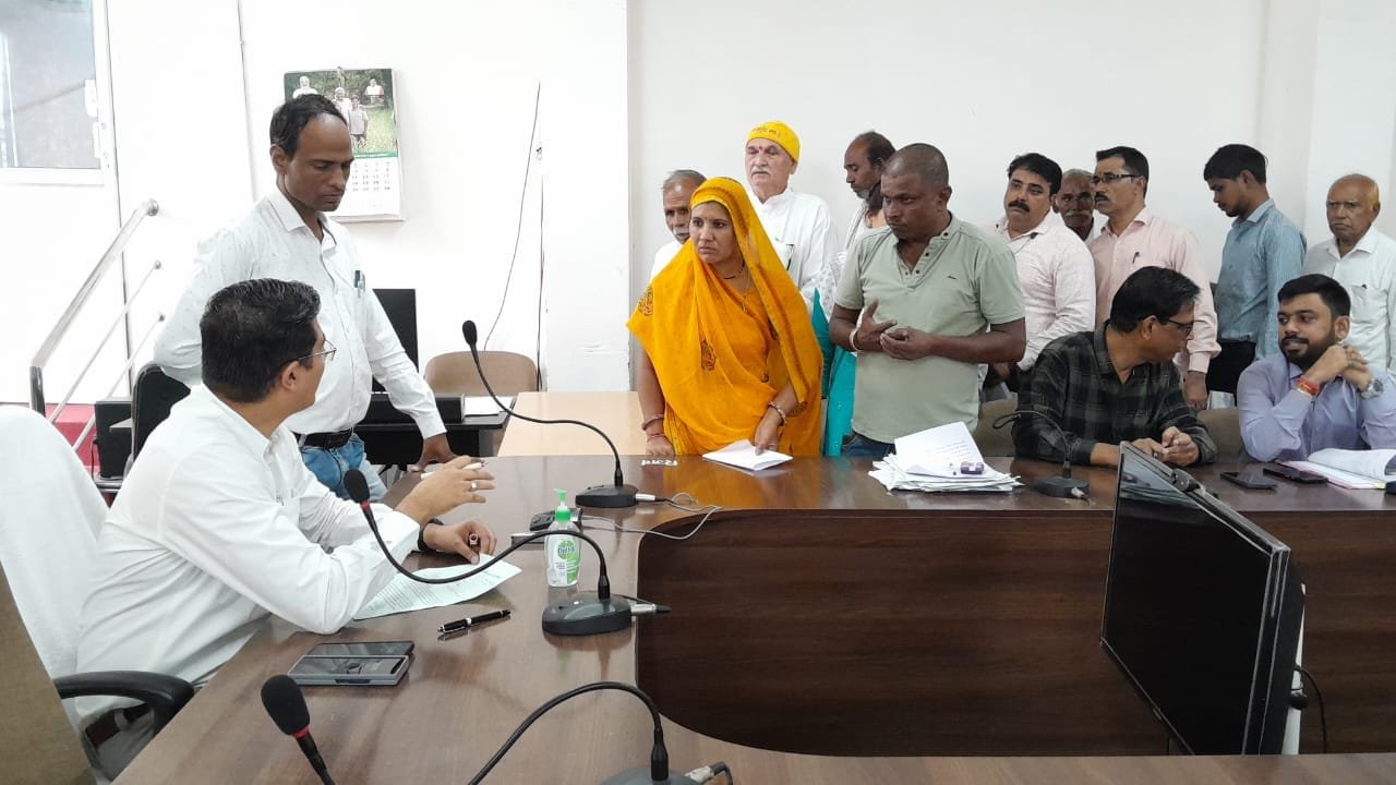 जनसुनवाई में आवेदकों ने कलेक्टर गुप्ता को बताई अपनी समस्याएं