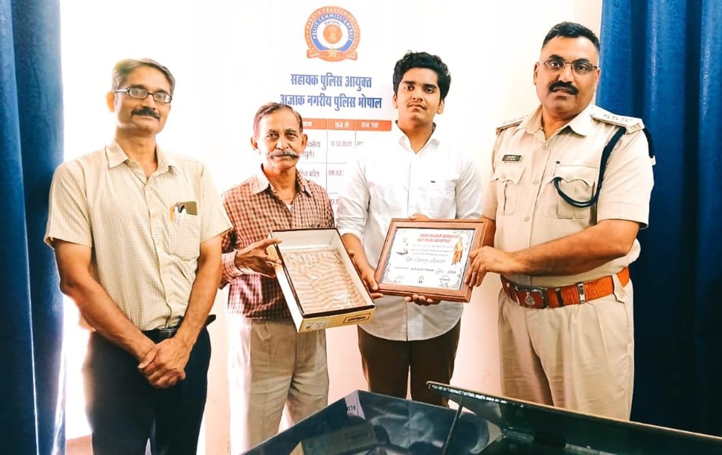 सीपीआर देने वाले एसीपी अजय तिवारी को लाईफ सेविंग अवॉर्ड