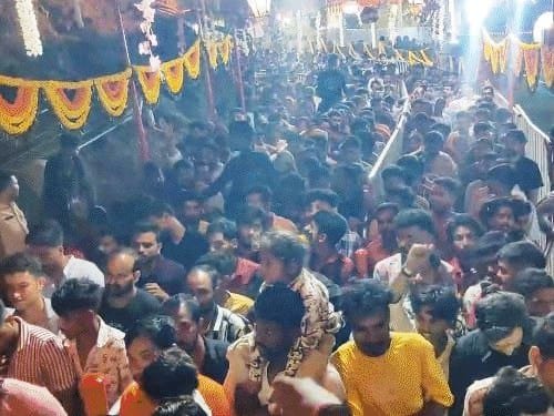 माता टेकरी पर उमड़ी श्रद्धालुओं की भीड़, डेढ़ लाख श्रद्धालुओं ने किए मां के दर्शन, 500 पुलिसकर्मी तैनात