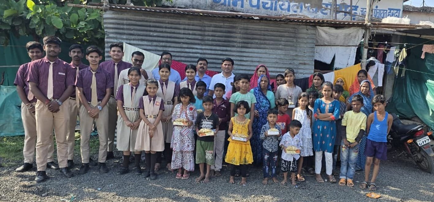 तक्षशिला एकेडमी शुभ दीपावली पहल-पटाखा ब्लास्ट पीड़ित परिवारों को वितरित की मिठाईयां