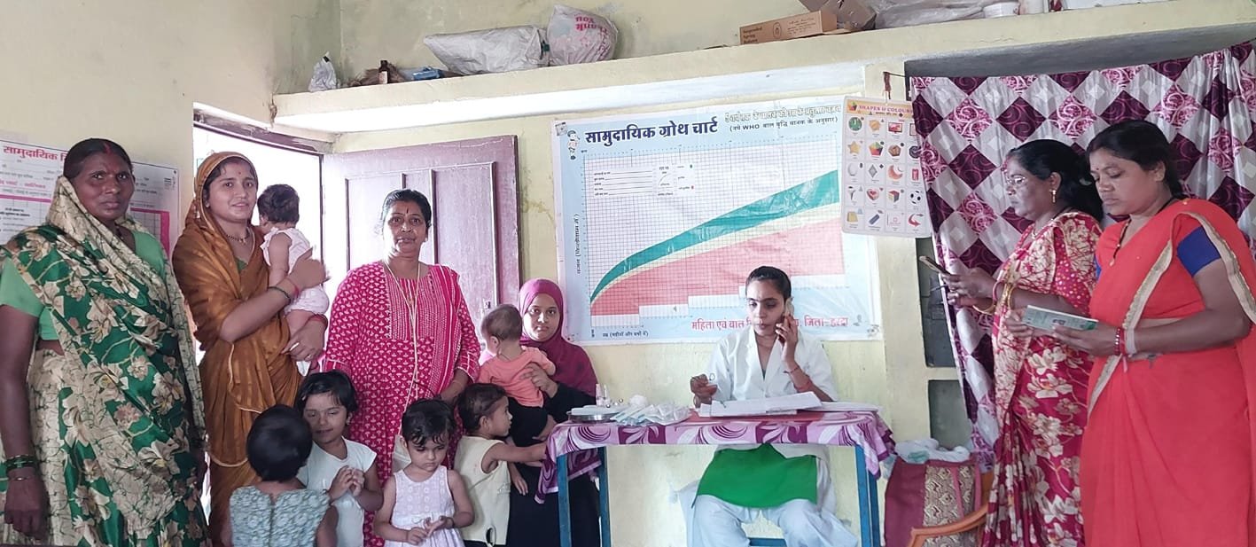 आंगनबाड़ी पर बच्चों का किया टीकाकरण