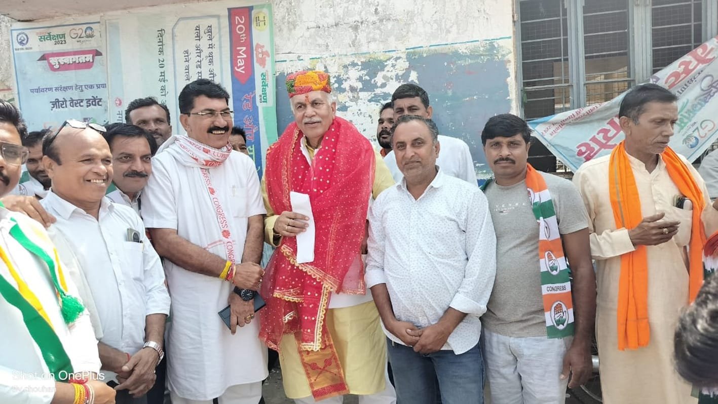 कांग्रेस जिलाध्यक्ष के साथ नामांकन रैली में शामिल हुए सैकड़ों कार्यकर्ता