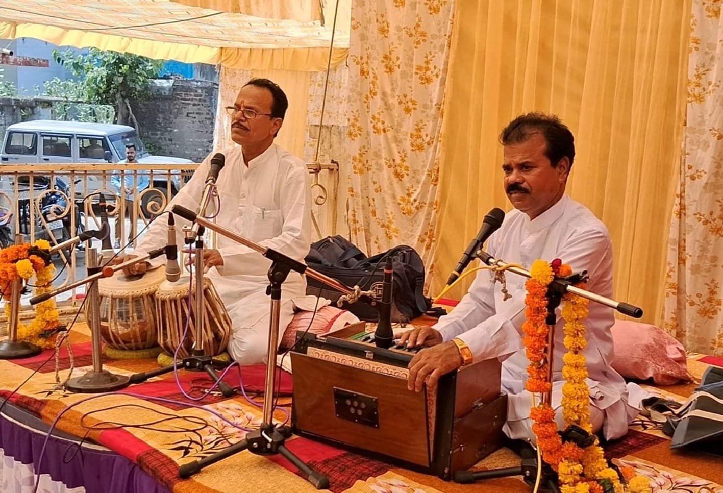 दीक्षित बंधु ने दी भजनों की प्रस्तुति