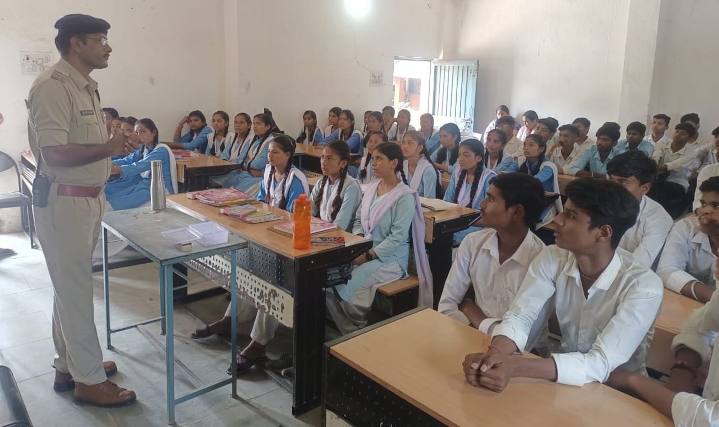 स्कूली विद्यार्थियों को दी यातायात नियमों की  जानकारी