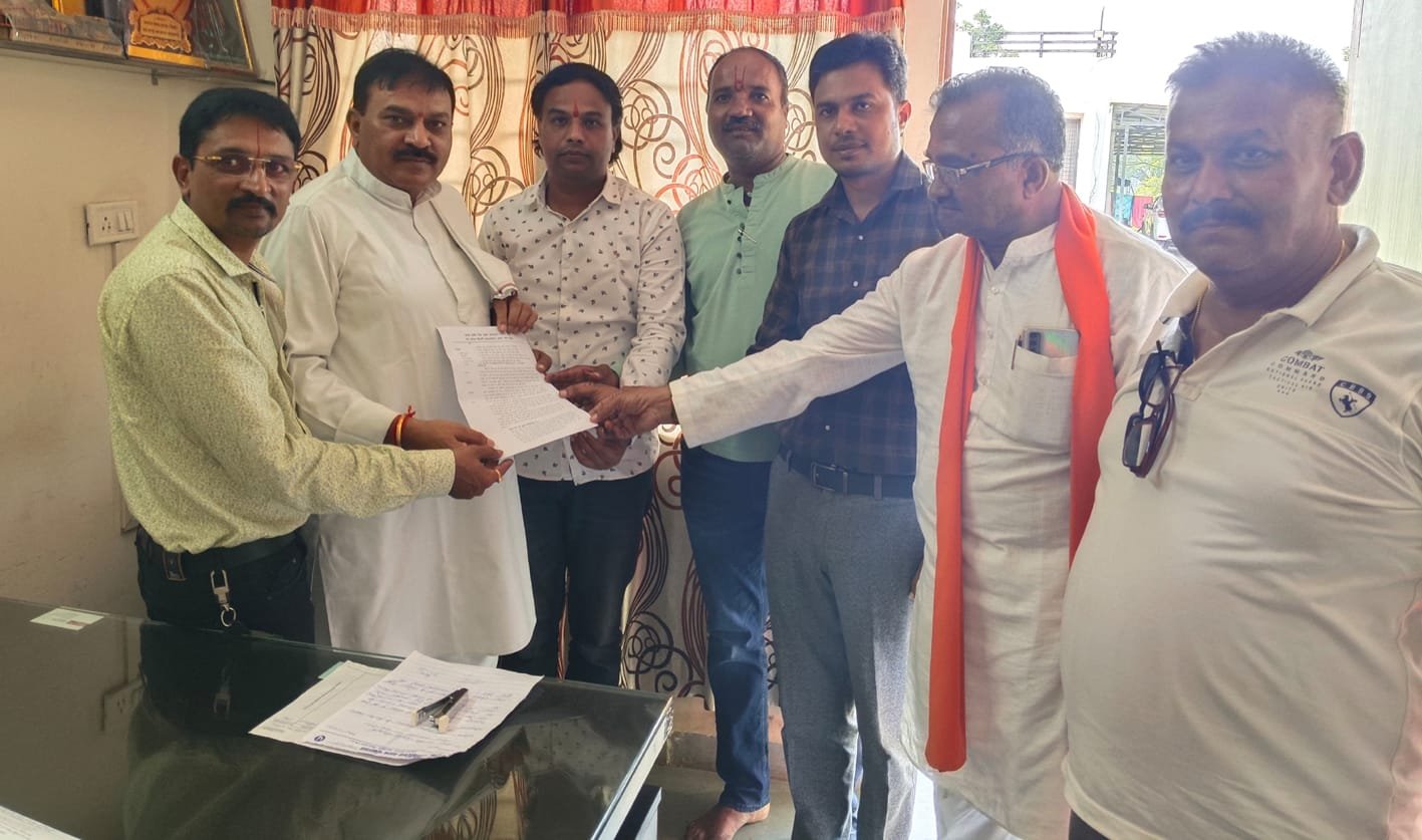 हरदा-इंदौर रेलवे लाइन स्वीकृत कराने की मांग-जमना जैसानी फाउंडेशन ने विधायक दोगने को सौंपा ज्ञापन