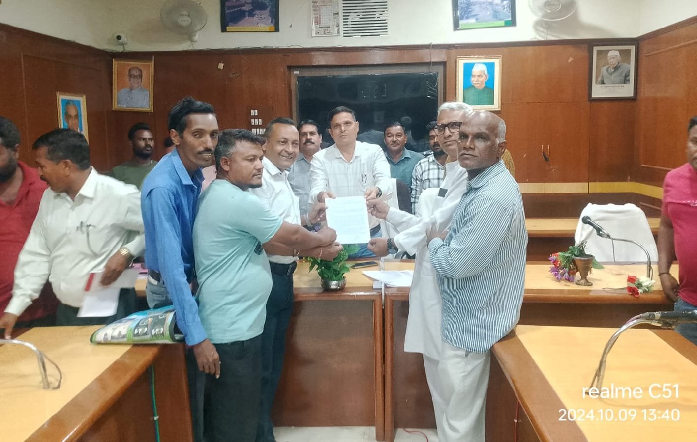 नियमितिकरण की मांग-दैवेभो कर्मचारियों ने मुख्य नपा अधिकारी को सौंपा ज्ञापन