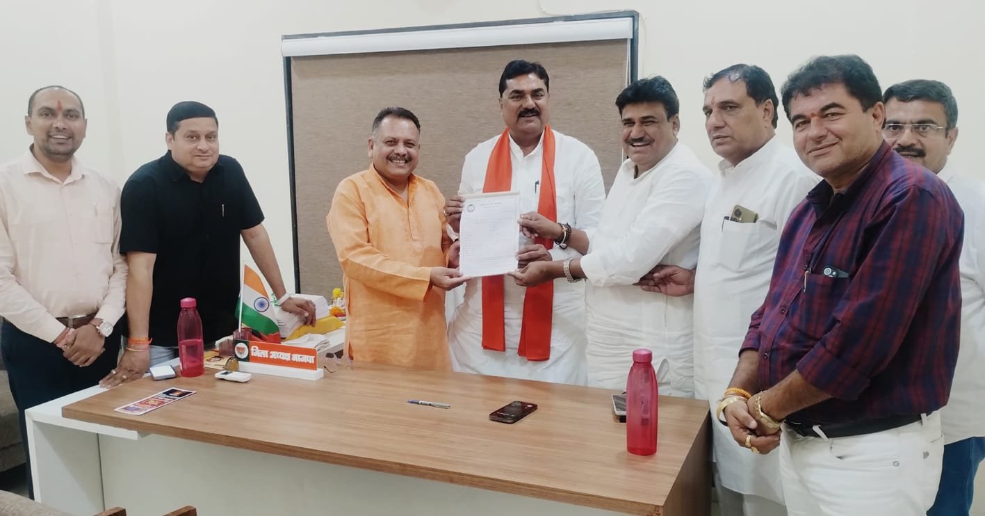 पूर्व कैबीनेट मंत्री को दिलाई सदस्यता