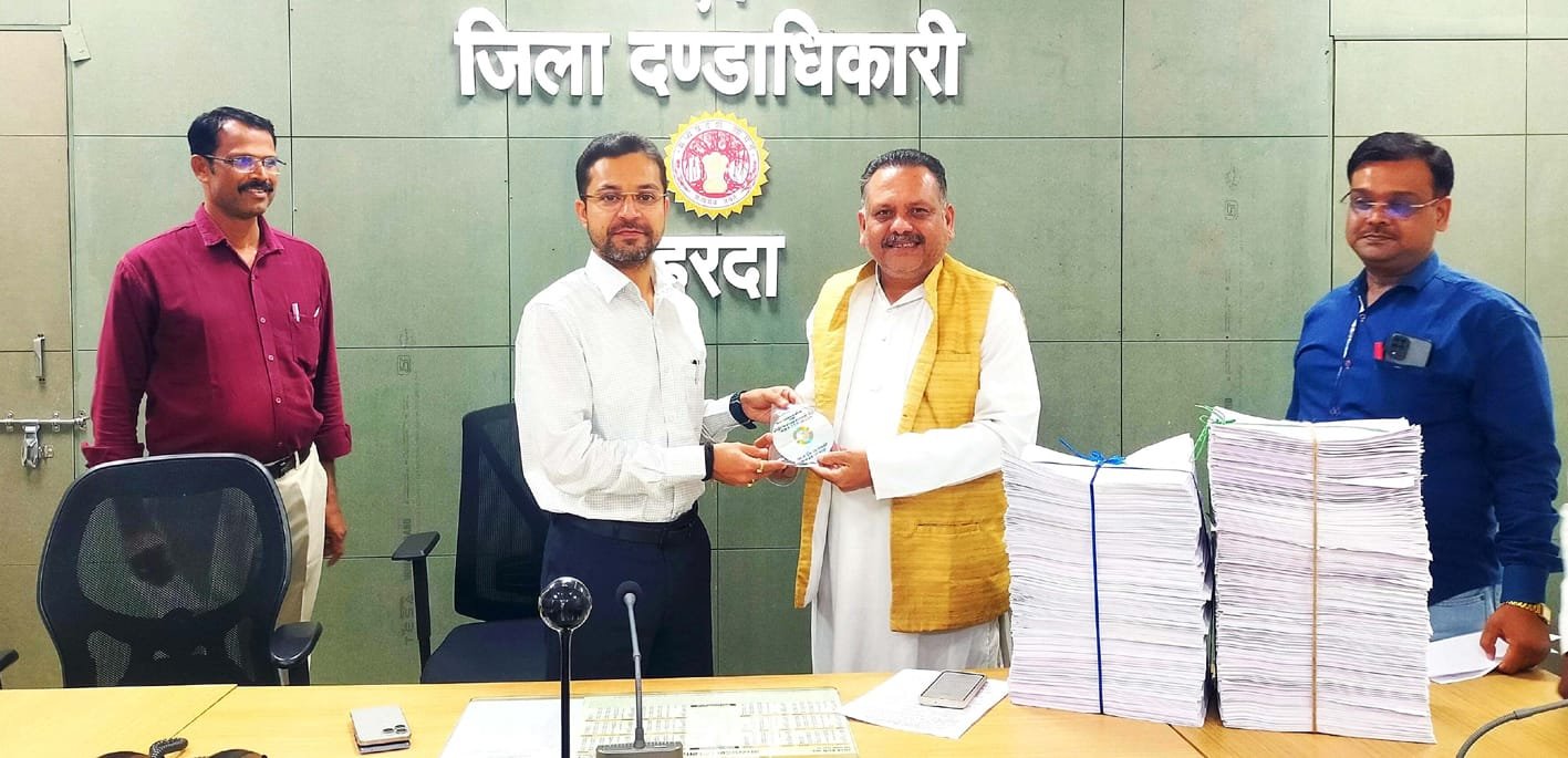 मतदाता सूची के प्रारूप की प्रति राजनैतिक दलों के प्रतिनिधियों को प्रदान की