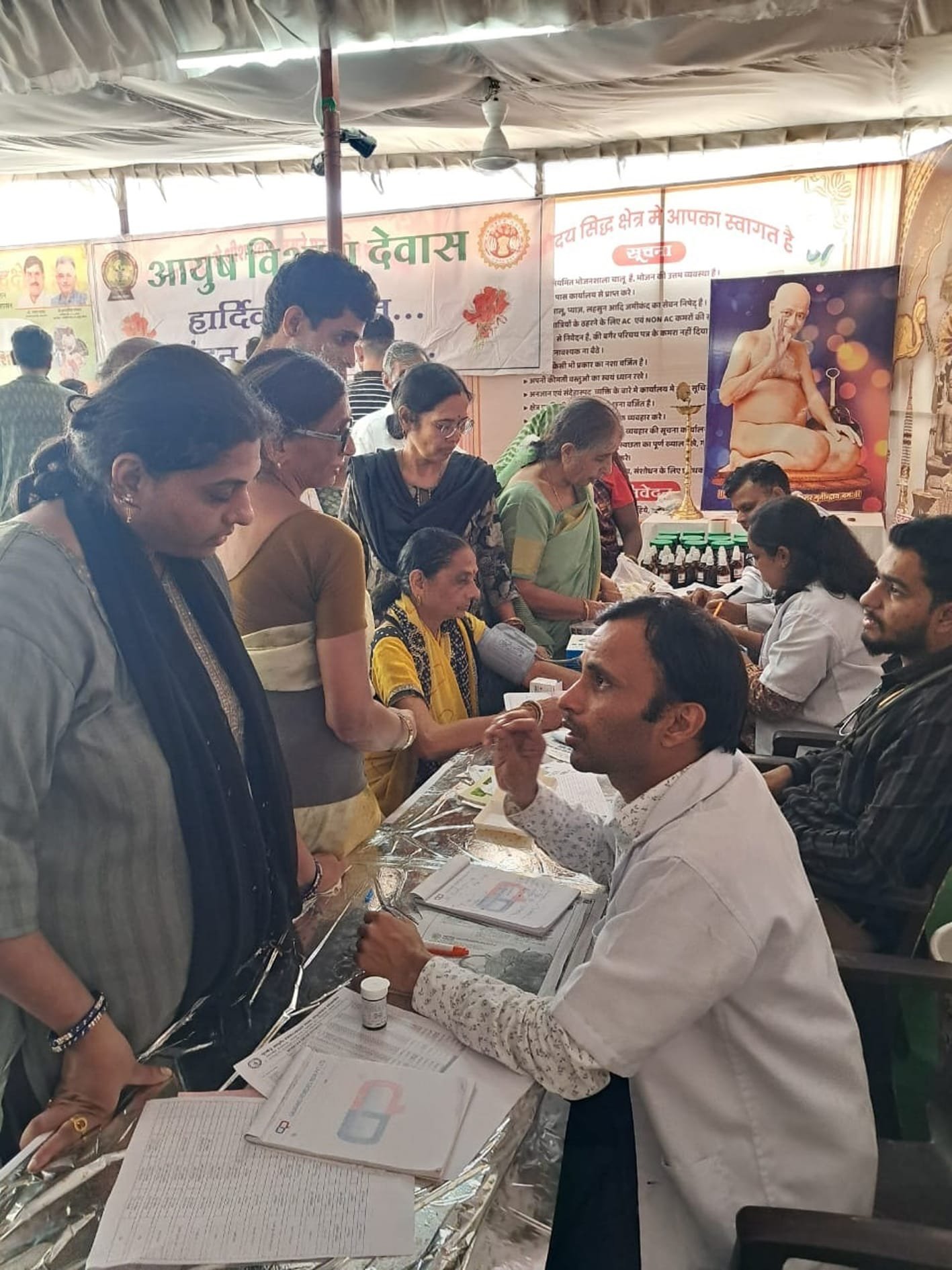 नेमावर में नि:शुल्क स्वास्थ्य शिविर आयोजित-450 से अधिक मरीजों का परीक्षण कर औषधि का वितरण