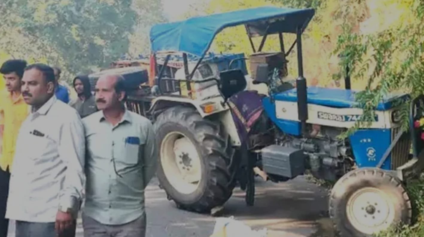 ट्रैक्टर-ट्राली पलटी, 2 की मौत, 12 घायल