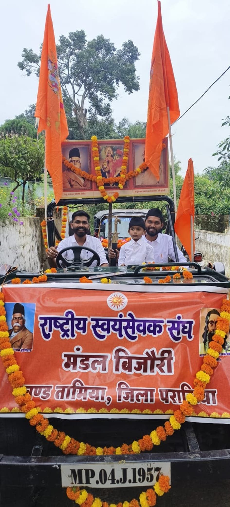 राष्ट्रीय स्वंयसेवक संघ ने निकाला पथ संचलन