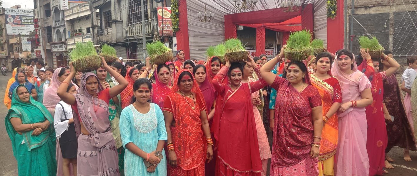 नम आँखों से दी मां शक्ति को विदाई