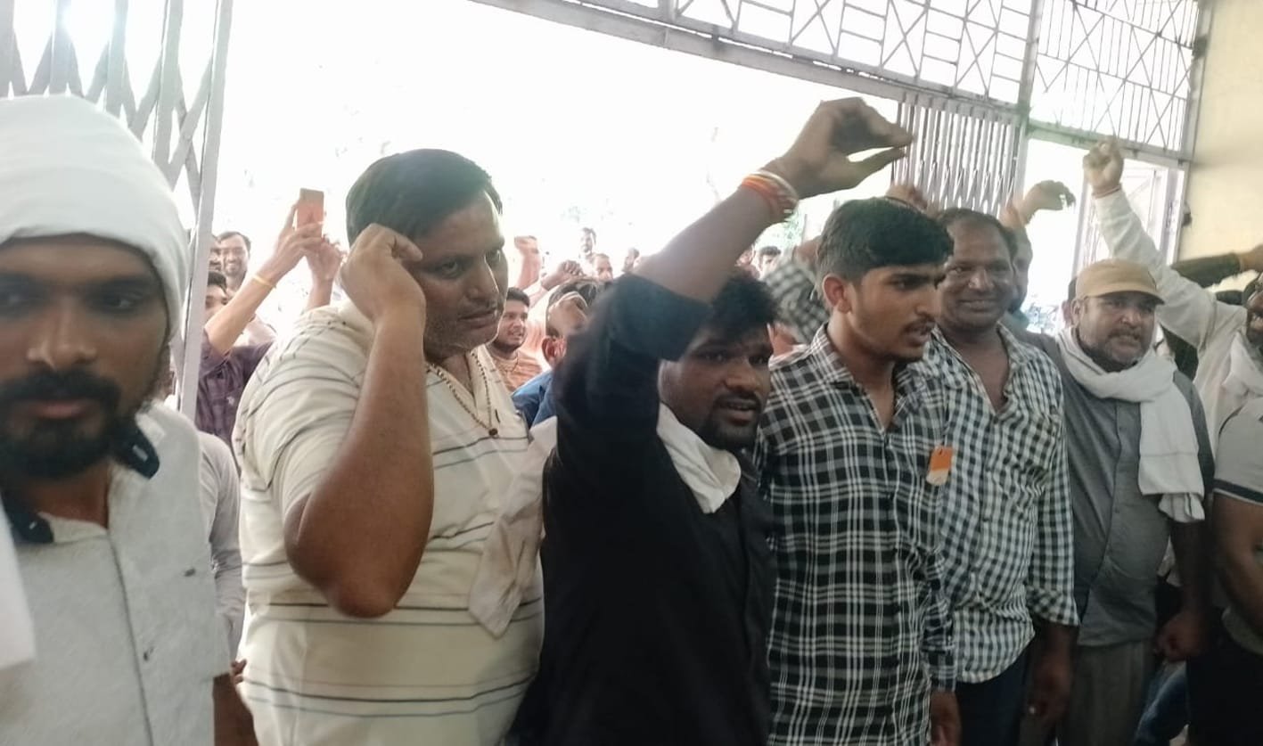 कृषि उपज मंडी में नमी वाली मक्का नहीं खरीदने पर किसान पहुंचे कलेक्ट्रेट-एसडीएम की समझाईश पर हुई खरीदी