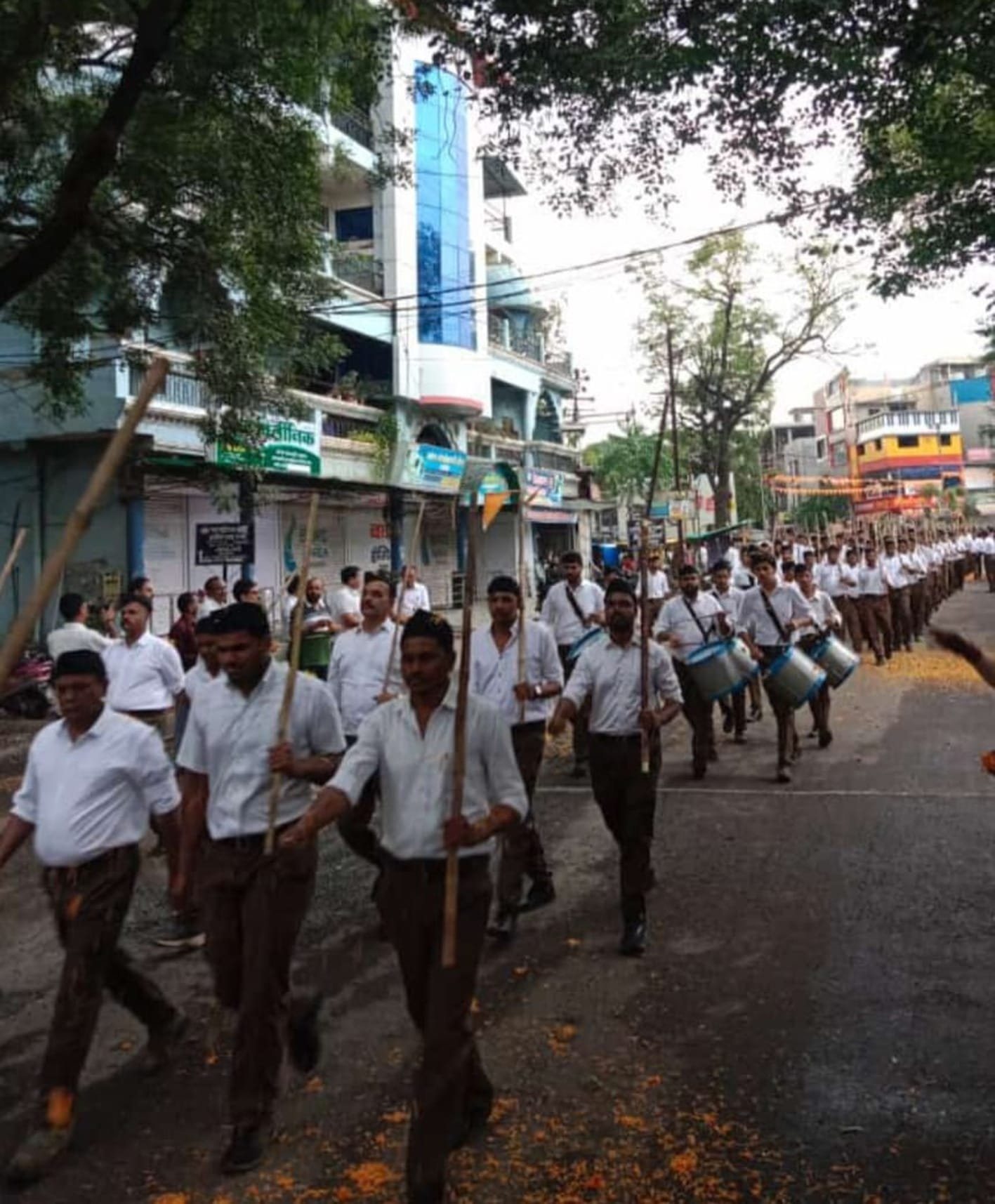 राष्ट्रीय स्वयं सेवकों का निकला भव्य पथ संचलन-एकता और अखंडता का दिया संदेश, जगह-जगह हुई पुष्प वर्षा