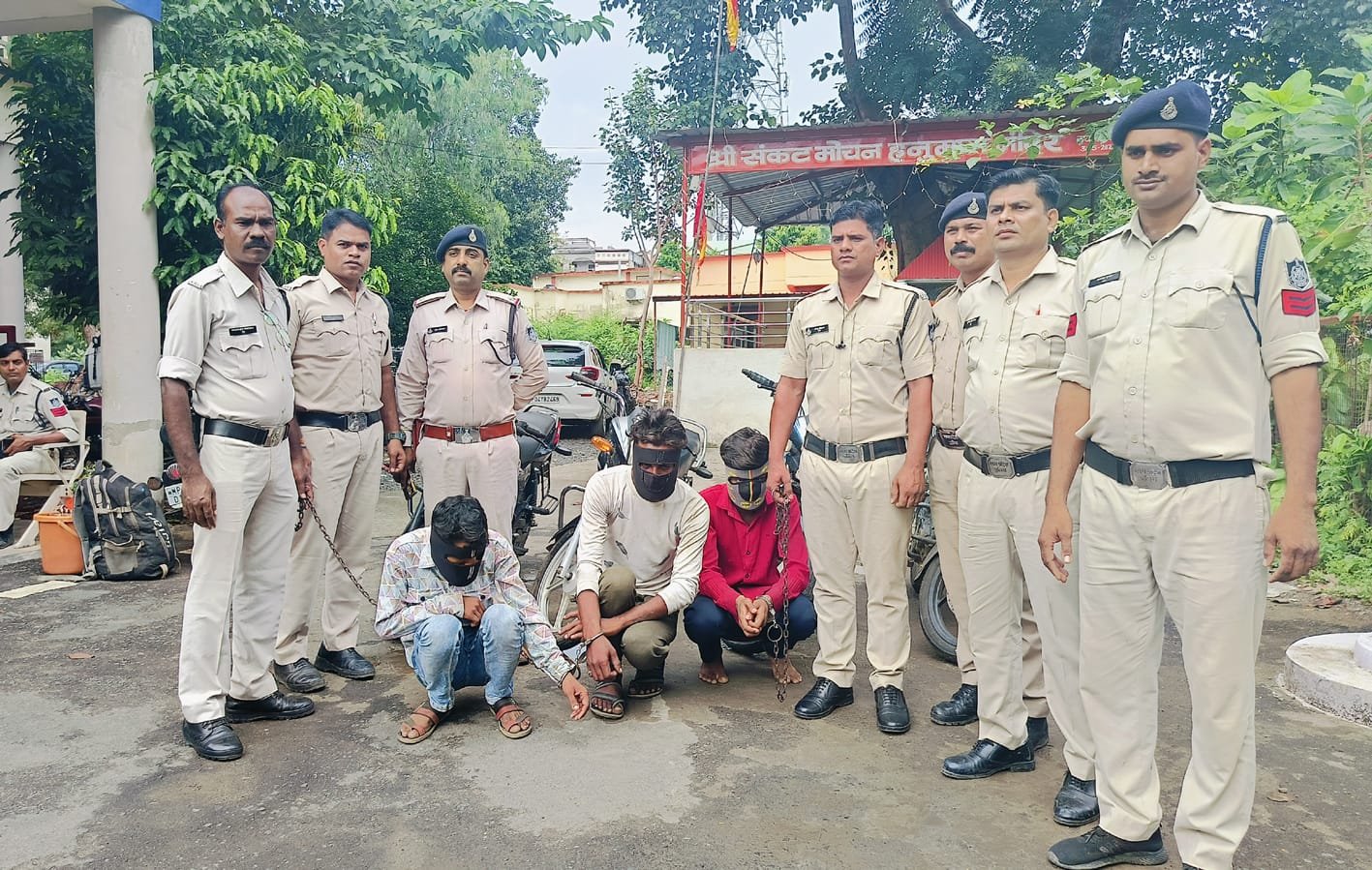चोरी की वारदात करने वाले तीन चोरों को पुलिस ने किया गिरफ्तार