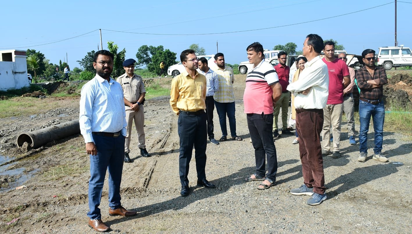 पटाखा बाजार की व्यवस्थाओं का लिया जायजा