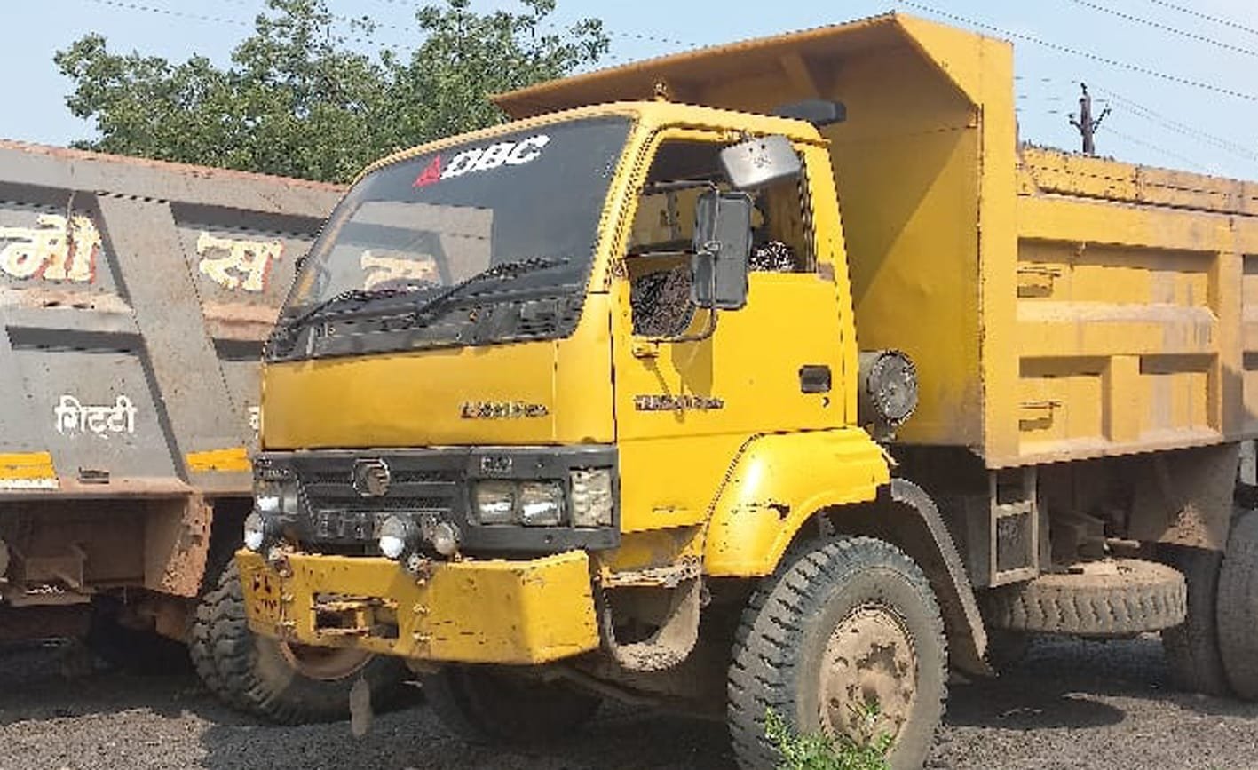 गिट्टी से भरा ओवरलोड डंपर जप्त