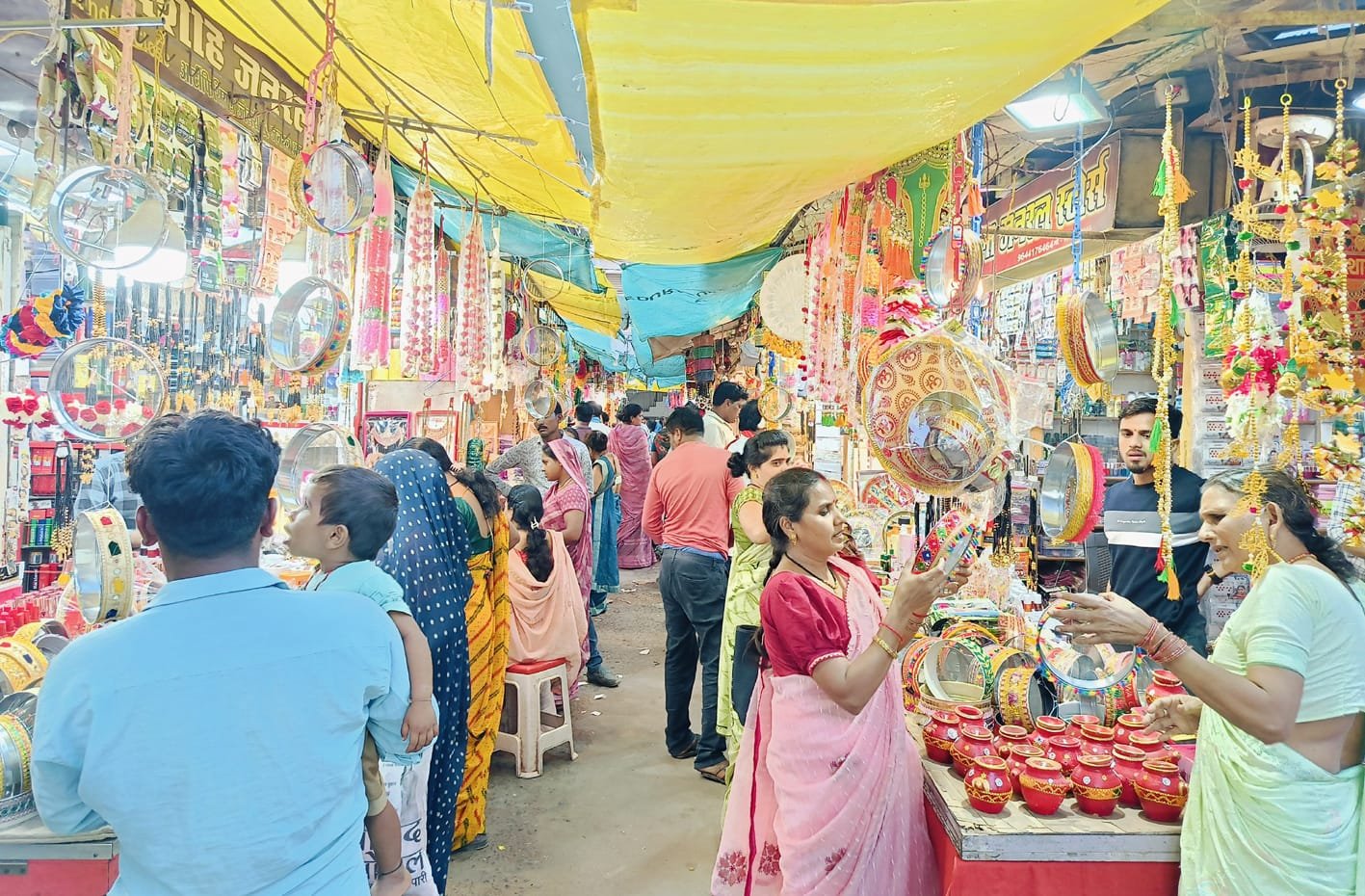 करवा चौथ के पहले बाजार में छाई रौनक-करवा, छलनी से सजी दुकानें