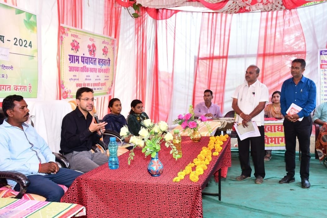 वनग्राम बड़वानी में ग्रामीणों को दी सरकार की योजनाओं की जानकारी