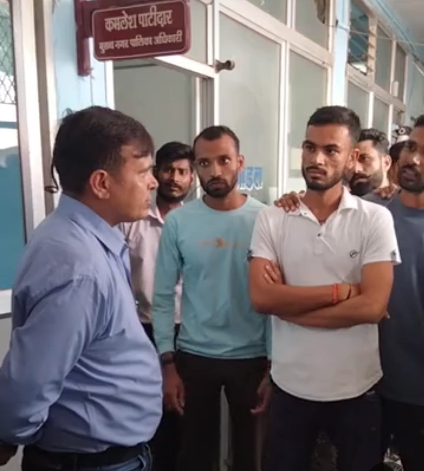 शहर के खिलाड़ियों ने नपा सीएमओ से की खेल मैदान की मरम्मत की मांग