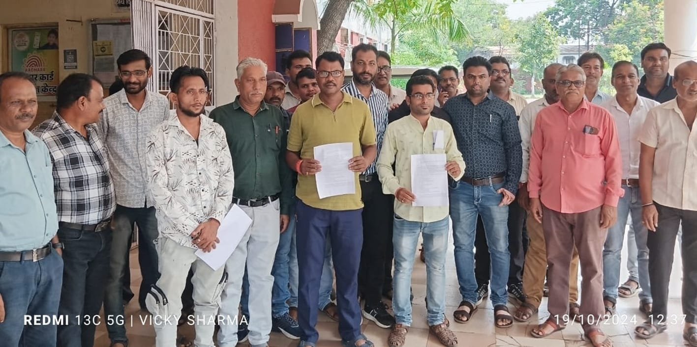 नपा के कर वसूली प्रभारियों का सीएमओ ने काटा वेतन-कलेक्टर से शिकायत करने पहुंचे दर्जनों कर्मचारी