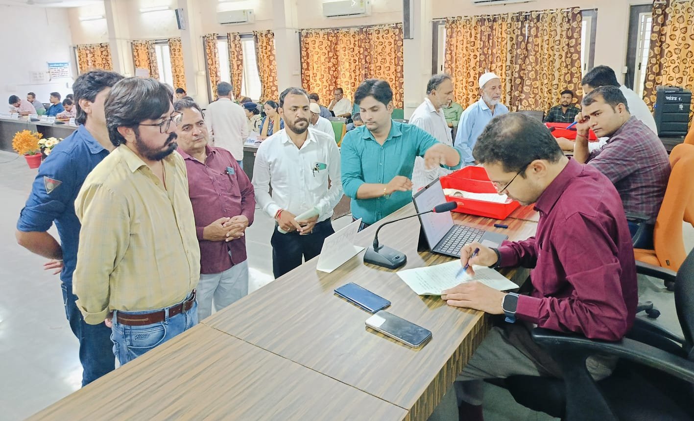 सिंचाई की समस्या लेकर जनसुनवाई पहुंचे किसान