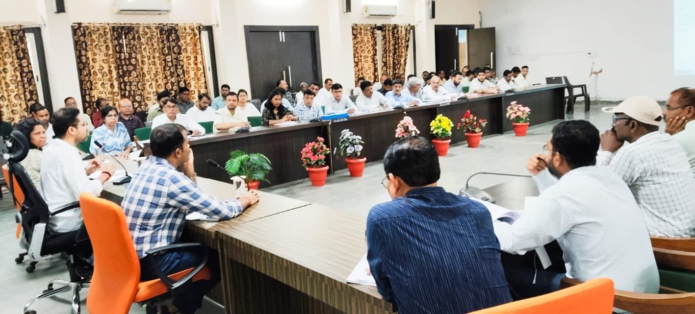 अधिकारी नियमित दौरे करें, योजनाओं के क्रियान्वयन पर नजर रखें