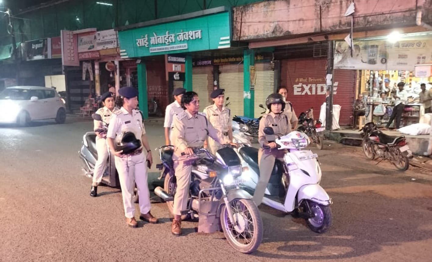 सुरक्षा में तैनात पुलिस-महिला पुलिसकर्मियों द्वारा की जा रही पांडालों की विशेष निगरानी