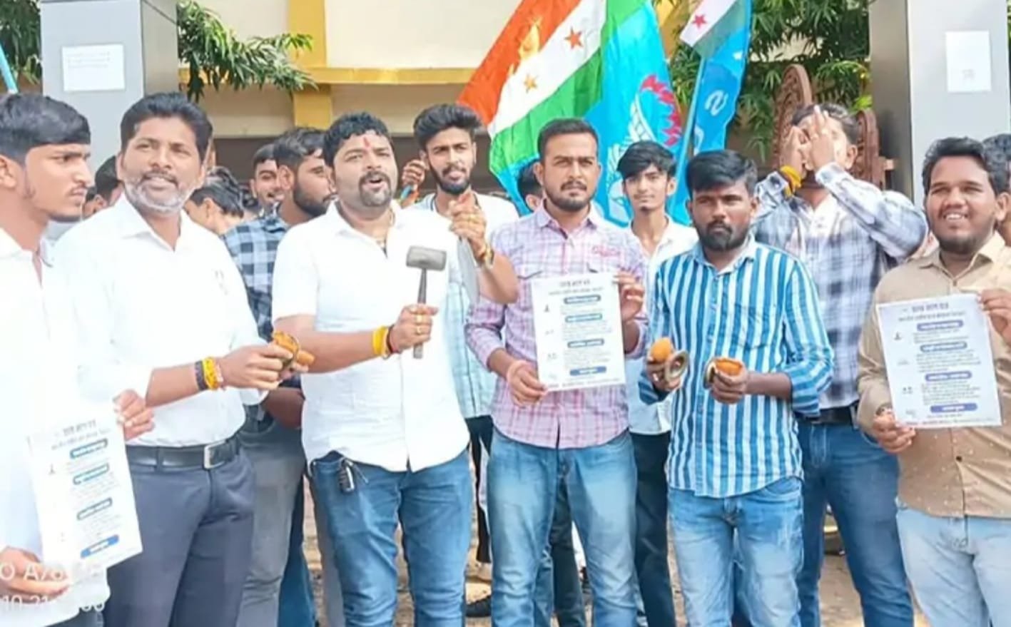 एनएसयूआई ने शंख और घंटी बजाकर किया प्रदर्शन