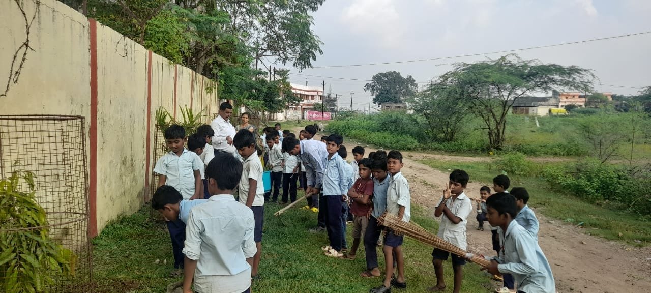 छात्रावास परिसर में की साफ-सफाई  